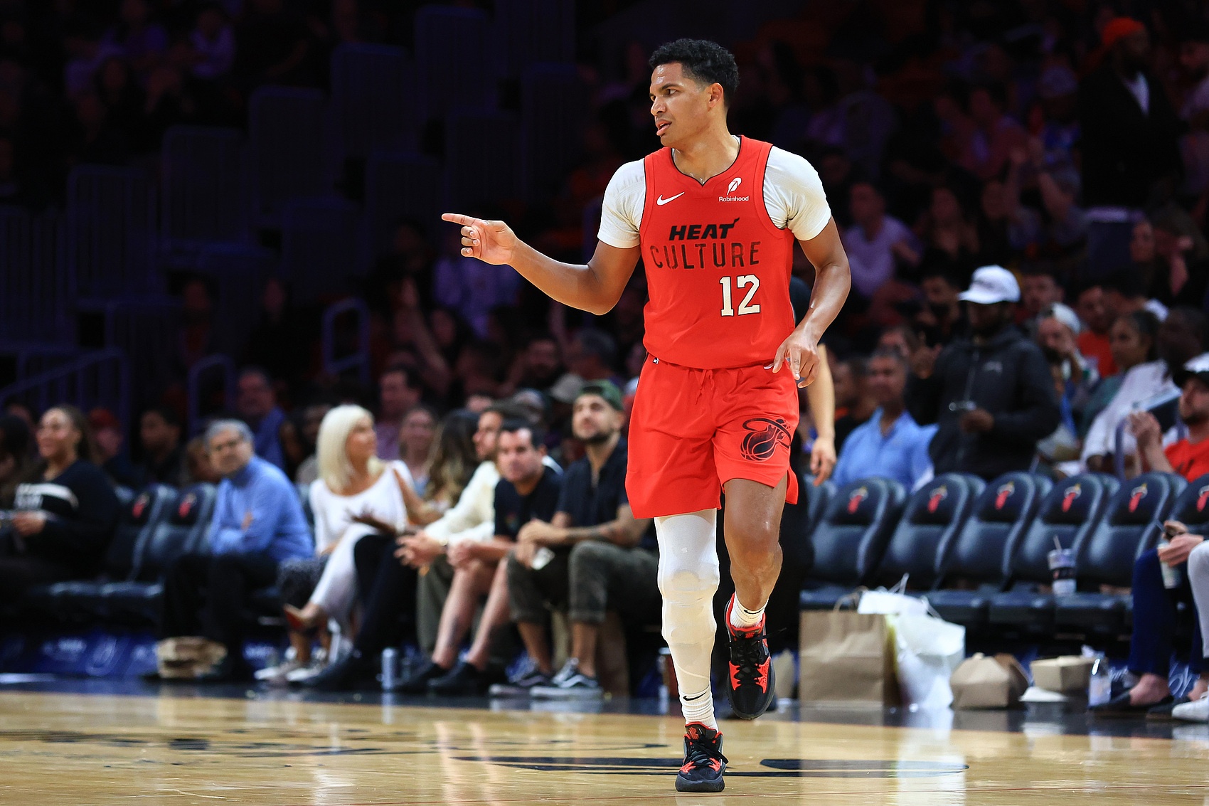 九游体育官方网站-哈克斯：德鲁·史密斯表现稳定攻防带来很多贡献 加德纳展现能量